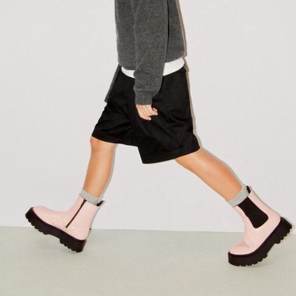 ZARA PATENT EFFECT CHELSEA BOOTS - Picture 1 of 8